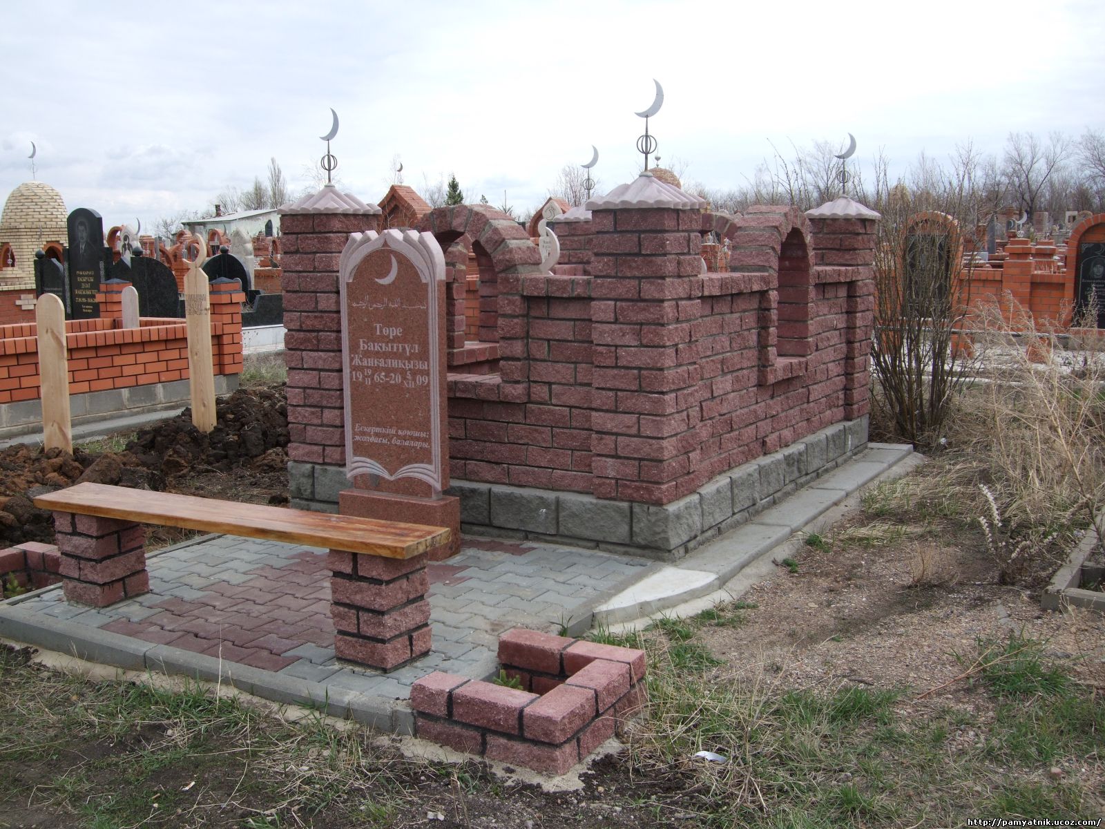Мазары на мусульманском кладбище